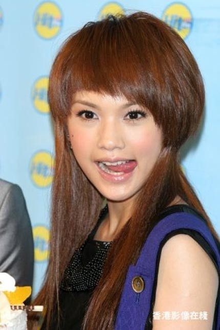 "Giáo chủ khả ái" biến thành công chúa với kiểu tóc dài xoăn nhẹ Và trở nên cá tính với kiểu đầu "sứa" Năng động và trẻ trung khi để tóc ngắn Kiểu đầu xoăn xù đầy quyến rũ và mê hoặc Đẹp dịu dàng với mái tóc suôn dài cổ điển Nhí nhảnh với kiểu tóc tết hai bên Kiểu tóc thẳng làm xoăn ở chân ôm gọn khuôn mặt Phô diễn gương mặt thanh tú với phần mái được cặp gọn Đẹp kiêu sa với kiểu tóc búi đơn giản kết hợp với hoa gài tóc bản to Và "mặn mà" hơn với kiểu tóc búi mái lệch