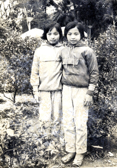 Vì bố mẹ chưa có nhà riêng nên hai chị em sống với ông bà nội vài tháng, sau đó lại sang ở cùng ông bà ngoại. Đến giữa thập niên 80, gia đình mới có căn nhà riêng. Tuy nhiên, để có nước sinh hoạt, hàng ngày, hai chị em phải đi gánh nước ở một giếng khoan cách nhà 200m. 
