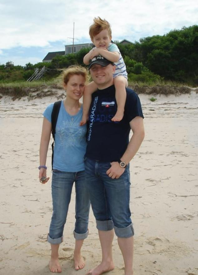 Bức ảnh chụp gia đình hạnh phúc của anh Dmitriy Kanarikov trước đó