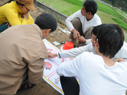  Nhiều trò cờ bạc bịp, ăn xin, leo trèo, đạp đổ hàng rào đang tạo nên một ấn tượng không đẹp trong lòng du khách