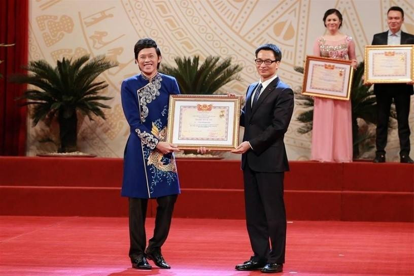 Theo luật sư Cường, chưa có kết luận chính thức nên chưa có cơ sở để tước danh hiệu Nghệ sĩ ưu tú của nghệ sĩ Hoài Linh ở thời điểm này.