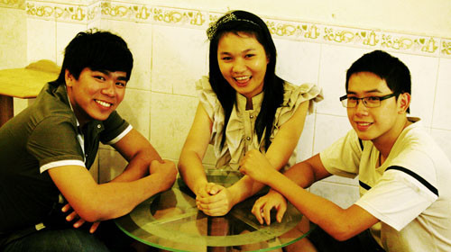 Từ phải qua: Trần Nguyễn Thanh Danh, Võ Thị Hoàng Oanh và Nguyễn Văn Sơn. Ảnh: P.Vũ