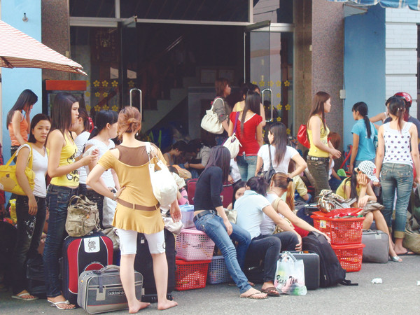 Các cô gái được giải cứu khỏi điểm mát xa Tân Hoàng Phát (TPHCM) năm 2011. Ảnh: Hữu Vinh.