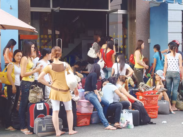 Các cô gái được giải cứu khỏi điểm mát xa Tân Hoàng Phát (TPHCM) năm 2011. Ảnh: Hữu Vinh.