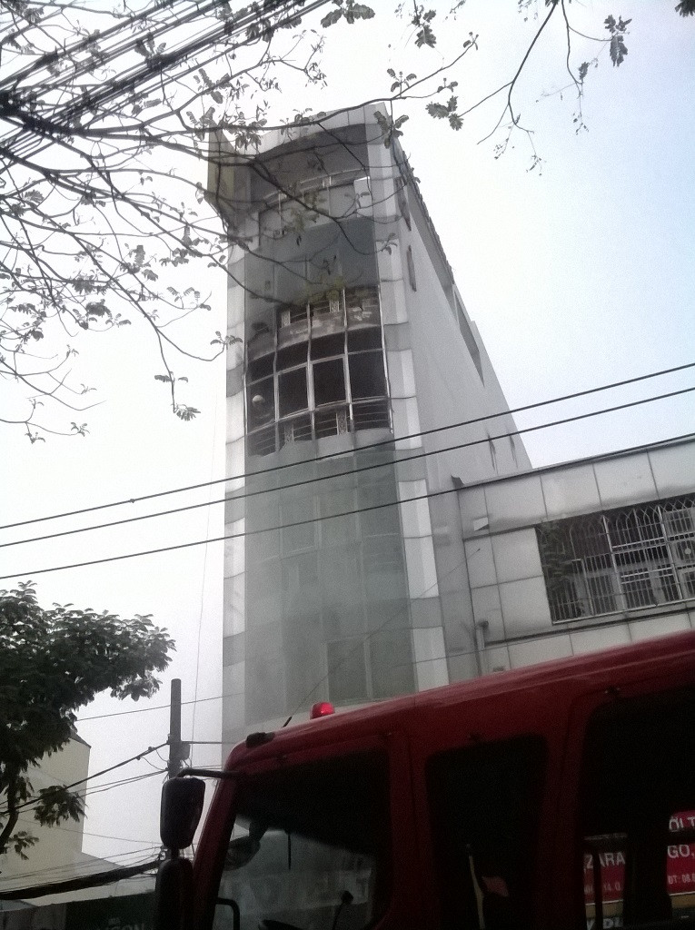 Khu cự lầu 4 và 5 của khách sạn bị cháy. Khu cự lầu 4 và 5 của khách sạn bị cháy