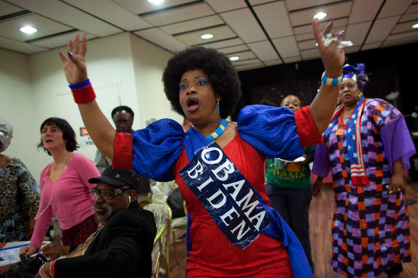 Một phụ nữ nhảy múa mừng ông Obama đắc cử