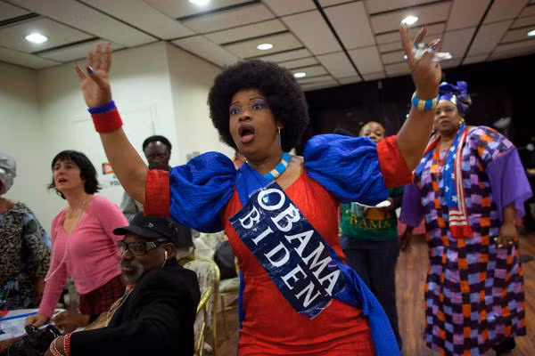 Một phụ nữ nhảy múa mừng ông Obama đắc cử