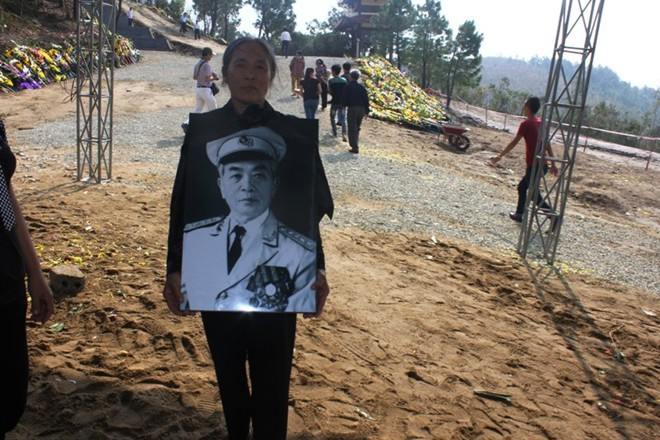 Người phụ nữ này còn mang theo cả di ảnh lớn của vị Tướng tài ba để lên viếng mộ 