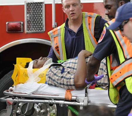 Những người bị nạn đang được lực lượng cứu hộ đưa đi cấp cứu. Ảnh Tân Hoa Xã