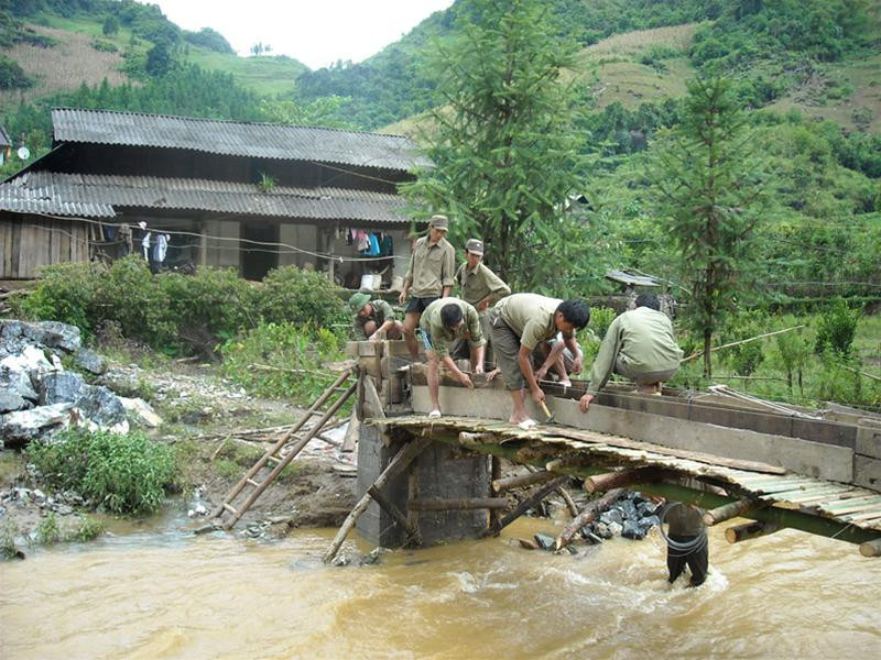 Bộ đội Đồn Biên phòng Mường Khương làm cầu Sả Hồ