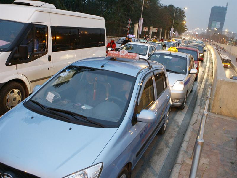 Hà Nội đang có hơn 100 hãng taxi. Ảnh: Hồng Vĩnh