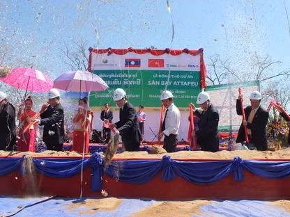 Lễ động thổ xây dựng sân bay quốc tế Attapeu tại Lào, ngày 11-2-2012. Công trình cũng do Hoàng Anh Gia Lai bỏ vốn đầu tư