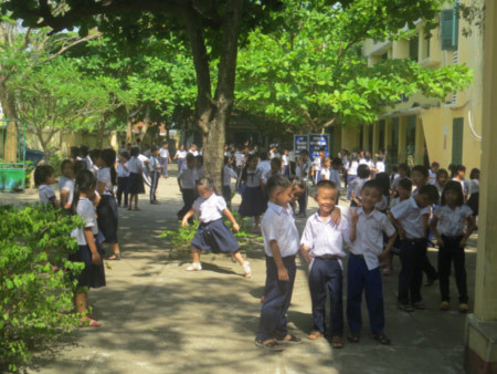 Học trò trường tiểu học Nguyễn Trung Trực (Tuy Hòa, Phú Yên) . Học trò trường tiểu học Nguyễn Trung Trực (Tuy Hòa, Phú Yên)