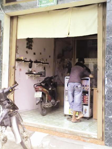 Một cửa hàng bán bao cao su trên quận Gò Vấp cũng bán thần dược làm to của quý. Ảnh: L.N