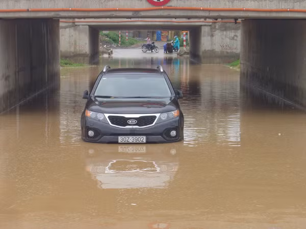 Chiếc xe nằm im trong nước