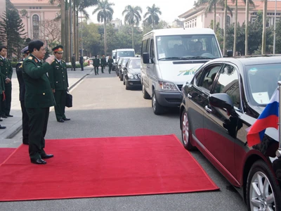 Đại tướng Phùng Quang Thanh chào Đại tướng Sergei Shoigu 