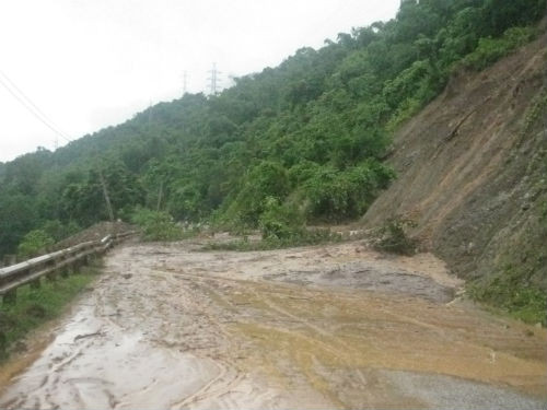Quốc lộ 7A bị ách tắc do sạt lở núi