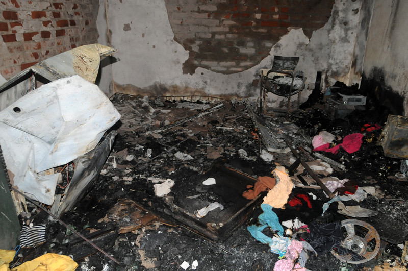 Căn phòng của vợ chồng anh Tuấn bị ngọn lửa thiêu rụi. Căn phòng của vợ chồng anh Tuấn bị ngọn lửa thiêu rụi