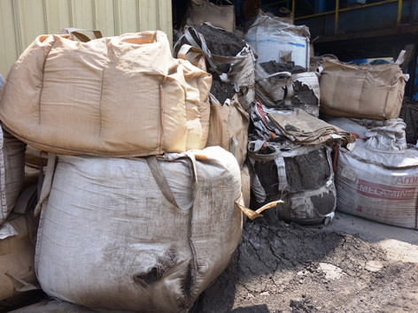 Bụi lò thép - chất thải nguy hại - đóng thành bao (đã mục nát) ở nhà máy thép Đồng Tiến. Bụi lò thép - chất thải nguy hại - đóng thành bao (đã mục nát) ở nhà máy thép Đồng Tiến