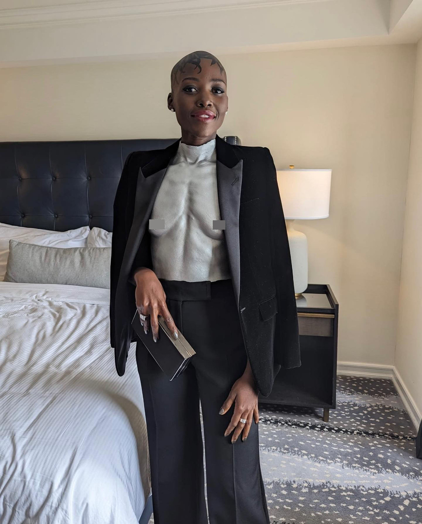 Có những ý kiến trái chiều về chiếc áo. Ảnh: IG.