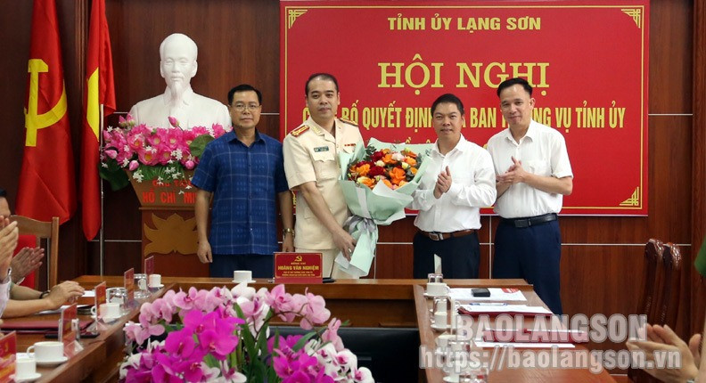 Lãnh đạo Ban Nội chính Tỉnh uỷ tặng hoa chúc mừng đồng chí Hứa Triều Dương. Ảnh: Báo Lạng Sơn. Lãnh đạo Ban Nội chính Tỉnh uỷ tặng hoa chúc mừng đồng chí Hứa Triều Dương. Ảnh: Báo Lạng Sơn.