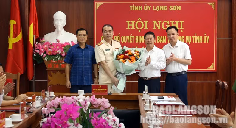 Lãnh đạo Ban Nội chính Tỉnh uỷ tặng hoa chúc mừng đồng chí Hứa Triều Dương. Ảnh: Báo Lạng Sơn. Lãnh đạo Ban Nội chính Tỉnh uỷ tặng hoa chúc mừng đồng chí Hứa Triều Dương. Ảnh: Báo Lạng Sơn.