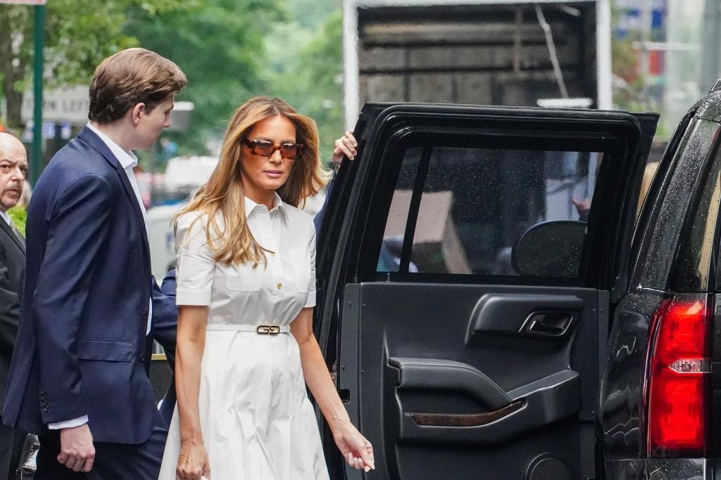 Barron mặc vest bảnh bao, nổi bật với chiều cao hơn 2 m. Ảnh: Robert Miller.