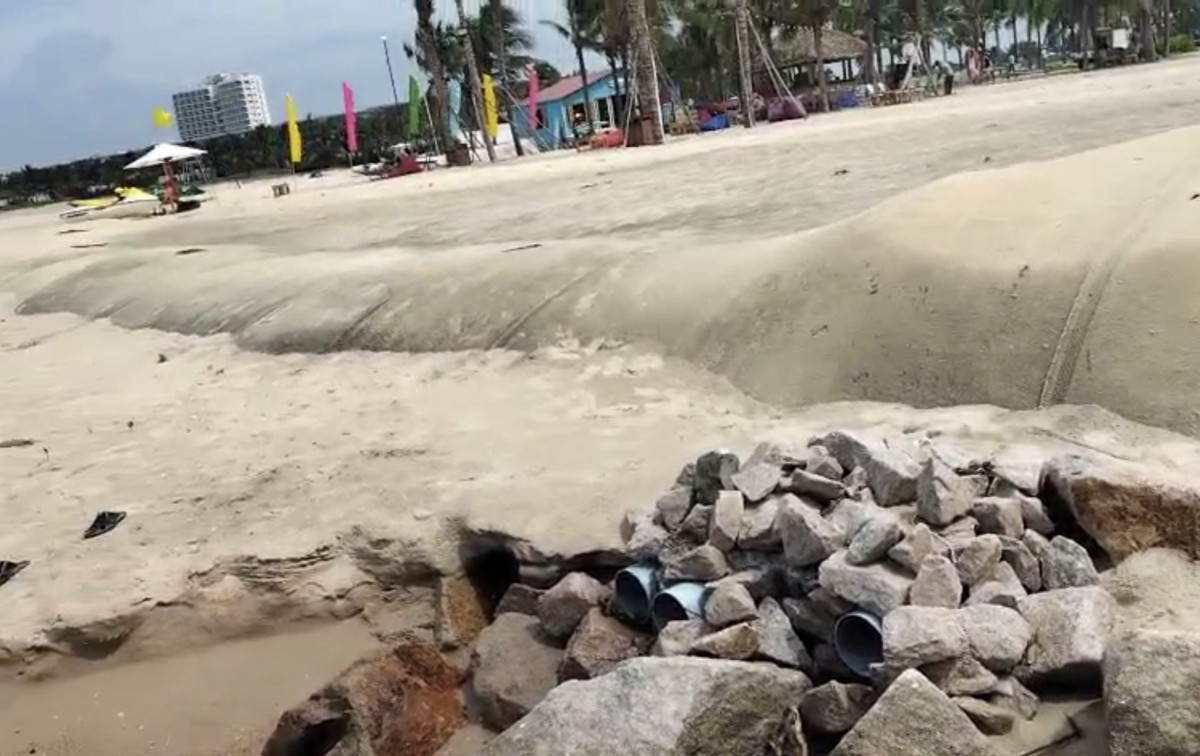 Người dân phát hiện nhiều ống xả thải ra biển Hồ Tràm, tỉnh Bà Rịa - Vũng Tàu (ảnh: CTV)