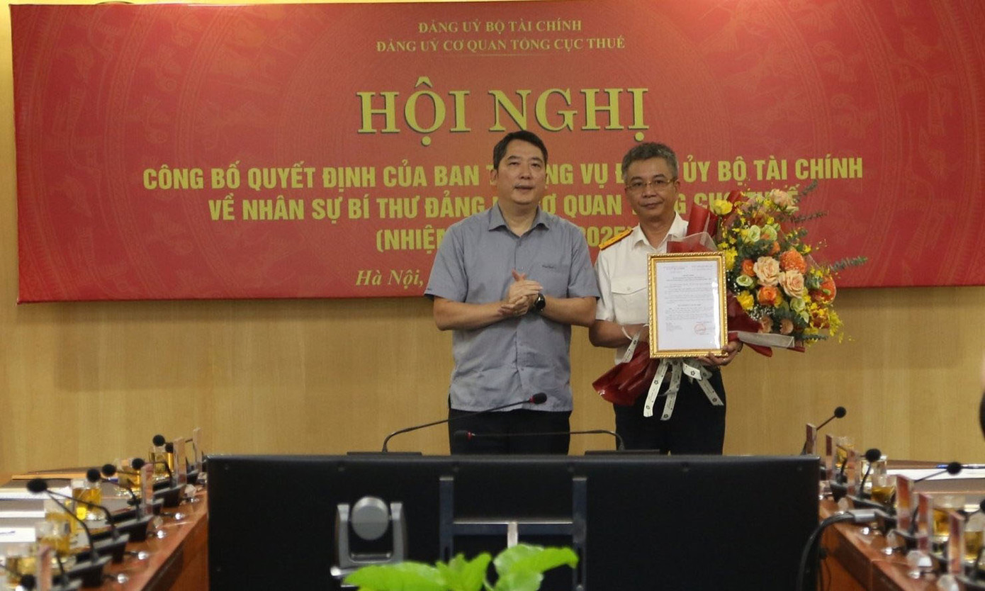 Thứ trưởng Cao Anh Tuấn trao quyết định bổ nhiệm cho quyền Tổng cục trưởng Mai Xuân Thành. Ảnh: Tạp chí Tài chính. Thứ trưởng Cao Anh Tuấn trao quyết định bổ nhiệm cho quyền Tổng cục trưởng Mai Xuân Thành. Ảnh: Tạp chí Tài chính.