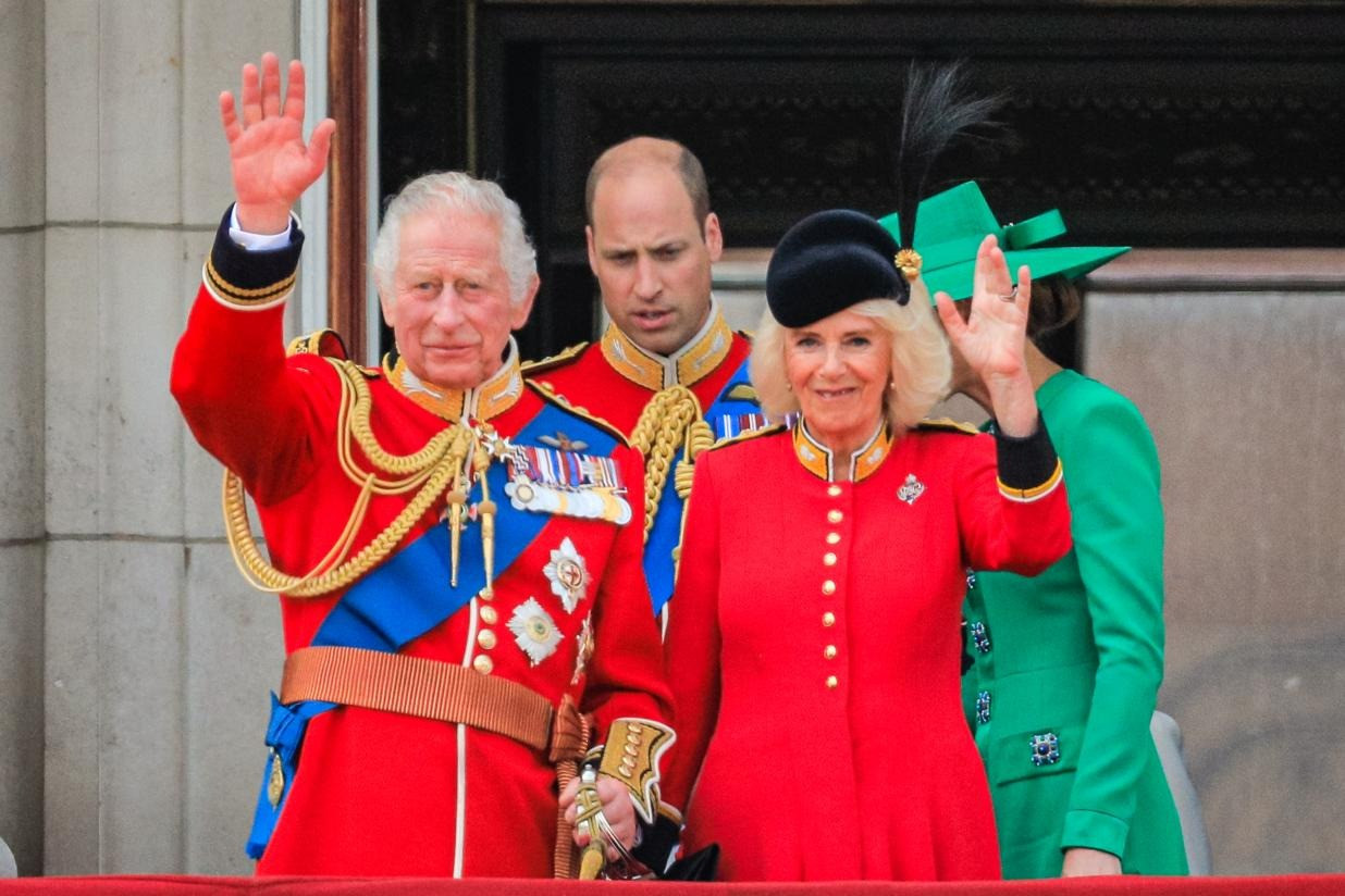 Vua và Hoàng hậu Anh nổi bật trong sắc đỏ trong sự kiện Trooping the Color đầu tiên dành cho Vua Charles. Ảnh: Avalon.