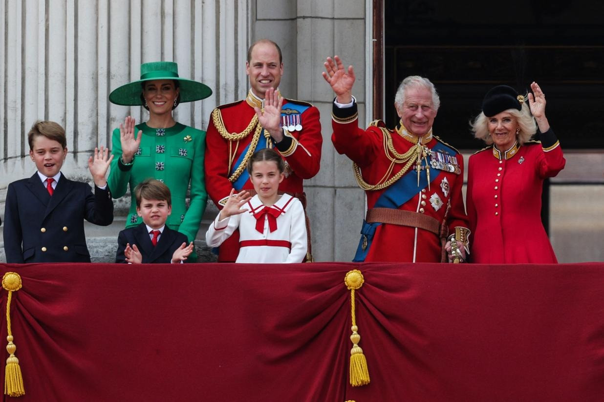 Vua Charles, Hoàng hậu Camilla cùng gia đình xứ Wales xuất hiện trên ban công Cung điện Buckingham và chào người dân. Hoàng tử Harry không được mời đến lễ kỷ niệm sinh nhật của nhà vua. Ảnh: Getty Images.