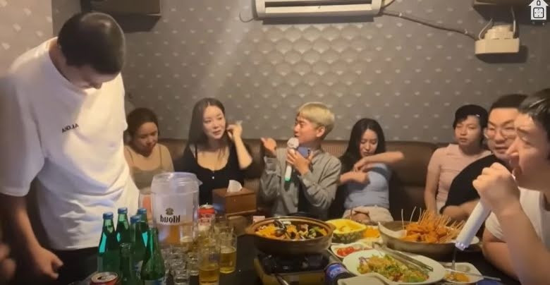 Lim Ji Hye (thứ ba từ trái sang) trong buổi phát sóng trực tiếp cùng các streamer khác trước khi xảy ra mâu thuẫn. Ảnh: Afreeca TV.