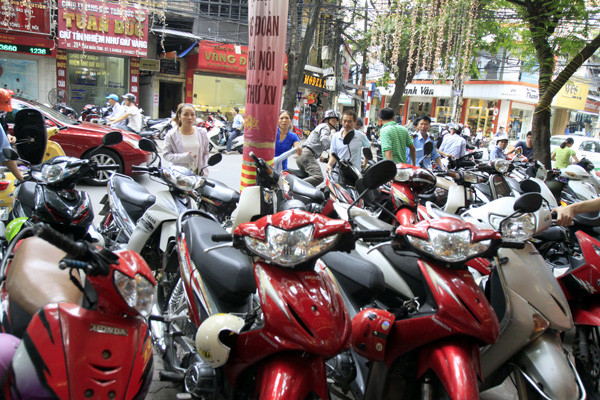 Hàng trăm chiếc xe của khách mua vàng tại Công ty Bảo tín Minh Châu