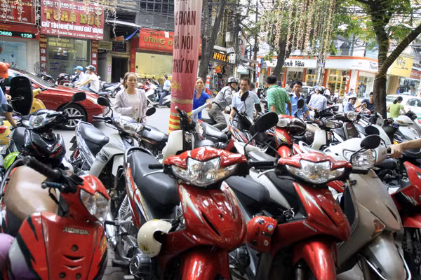 Hàng trăm chiếc xe của khách mua vàng tại Công ty Bảo tín Minh Châu