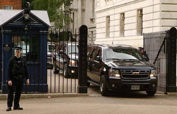 Bà Michelle Obama, hai con gái và đoàn hộ tống đi thăm Downing Street … Ảnh: Telegraph ... thăm Tòa nhà Quốc hội … Ảnh: Telegraph Kể cả ghé vào một tiệm rượu truyền thống nổi tiếng ở Luân Đôn. Ảnh: Telegraph Nhân viên và khung cảnh bên trong tiệm rượu nơi bà Michelle ghé qua… Ảnh: Telegraph Và thăm cả tu viện Westminster Abbey. Ảnh: Telegraph