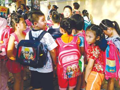 Một số chuyên gia và phụ huynh cho rằng, cặp học sinh nặng vì quá nhiều sách tham khảo