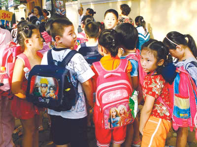 Một số chuyên gia và phụ huynh cho rằng, cặp học sinh nặng vì quá nhiều sách tham khảo