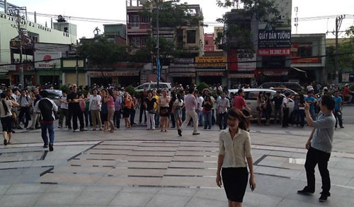 Mọi người tụ tập ở đường Lê Đại Hành (quận 11, TPHCM) trong chiều 11-4 - Ảnh: Phương Anh . Mọi người tụ tập xuống đường Lê Đại Hành (Q.11, TP.HCM) trong chiều 11.4 - Ảnh: Phương Anh