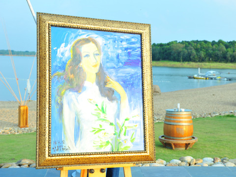 Khu vực tổ chức tiệc còn trưng bày bức họa chân dung của người đẹp