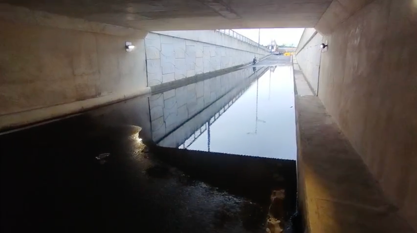 Đến chiều 31/5, một đoạn ngắn còn lại khoảng hơn 10 mét ở hầm chui phía trước bến xe Miền Đông Mới (TP Thủ Đức) vẫn đang bị ngập nhẹ.