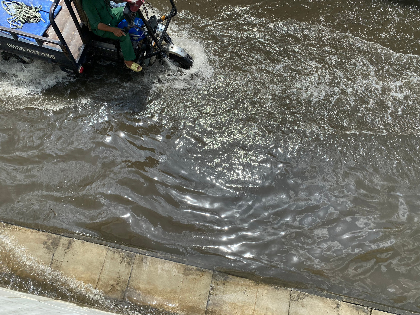 “Sau cơn mưa tối qua đoạn hầm chui này đã bị ngập, tôi cứ tưởng nước sẽ rút dần nhưng đến tận trưa nay vẫn thấy ngập, nước rút quá chậm” - anh Huỳnh Văn Vĩnh (37 tuổi, ngụ TP Thủ Đức) cho biết. “Sau cơn mưa tối qua đoạn hầm chui này đã bị ngập, tôi cứ tưởng nước sẽ rút dần nhưng đến tận trưa nay vẫn thấy ngập, nước rút quá chậm” - anh Huỳnh Văn Vĩnh (37 tuổi, ngụ TP Thủ Đức) cho biết.