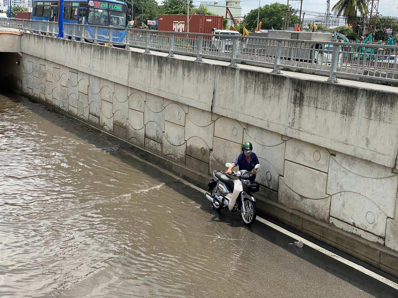 Người dân phải bì bõm lội nước đưa phương tiện thoát khỏi điểm ngập. Ảnh: A.X Người dân phải bì bõm lội nước đưa phương tiện thoát khỏi điểm ngập. Ảnh: A.X