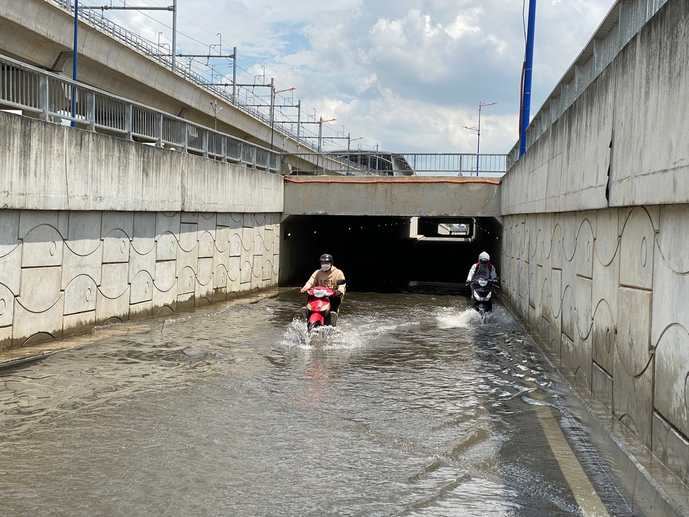 Theo ghi nhận của PV, đến đầu giờ chiều 30/5, một đoạn khoảng 50 mét hầm chui trước Bến xe Miền Đông mới (phường Long Bình, TP Thủ Đức) theo hướng từ TPHCM đi Đồng Nai vẫn bị ngập. Ảnh: CTV Theo ghi nhận của PV, đến đầu giờ chiều 30/5, một đoạn khoảng 50 mét hầm chui trước Bến xe Miền Đông mới (phường Long Bình, TP Thủ Đức) theo hướng từ TPHCM đi Đồng Nai vẫn bị ngập. Ảnh: CTV