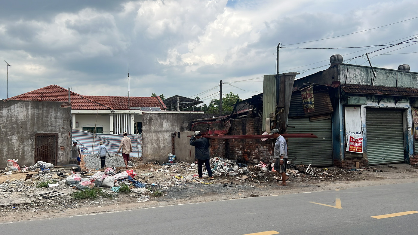 Sau khi bàn giao mặt bằng, các hộ dân đang bắt đầu sửa chữa lại nhà cửa.