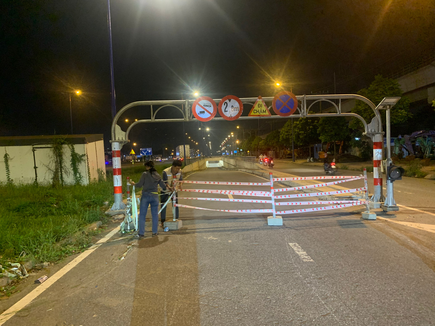 Đơn vị thi công tiến hành rào chắn trước hầm chui để khắc phục sự cố. Ảnh: Ban Quản lý Dự án đầu tư xây dựng các công trình giao thông TPHCM cung cấp