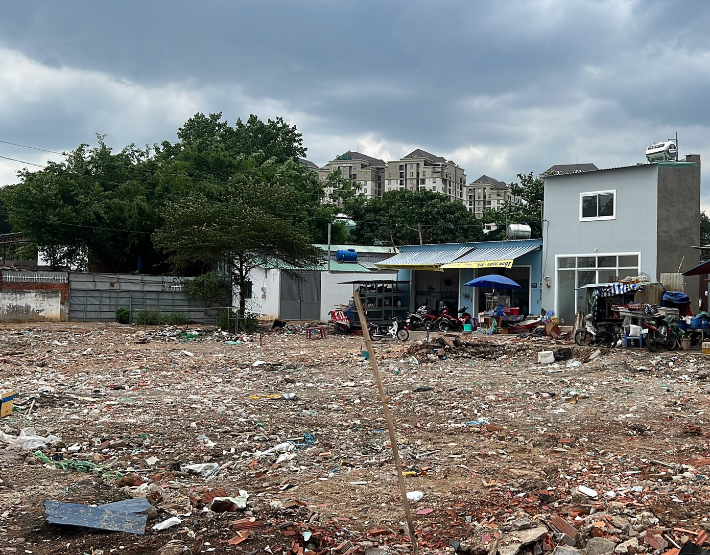 Hiện nay, các hộ dân bị ảnh hưởng bởi dự án bắt đầu tháo dỡ công trình để bàn giao mặt bằng phục vụ công tác thi công. Ảnh: A.X