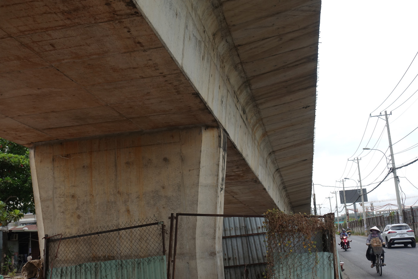 Tại phía đầu cầu cống đập Rạch Chiếc, đơn vị thi công đang chuẩn bị thực hiện đường tạm. Dự kiến cuối tháng 6 sẽ tiến hành phân luồng để thi công cống trên làn đường hiện hữu.