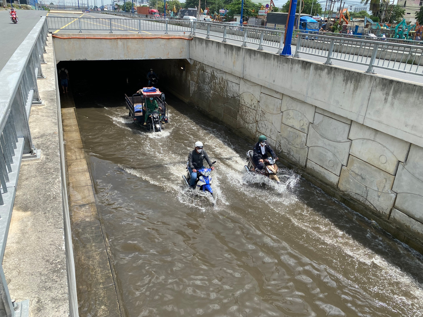 Ngập úng tại hầm chui trước Bến xe Miền Đông mới (TP Thủ Đức). Hình ảnh ghi nhận vào đầu giờ chiều 30/5. Ngập úng tại hầm chui trước Bến xe Miền Đông mới (TP Thủ Đức). Hình ảnh ghi nhận vào đầu giờ chiều 30/5.