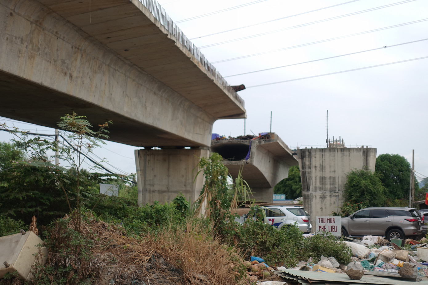 Theo thông tin từ chủ đầu tư dự án, hiện nay vẫn còn 10/54 hộ chưa bàn giao mặt bằng. Trong đó 6 hộ đang sửa chữa nhà và tháo dỡ vật kiến trúc để bàn giao. Ban bồi thường GPMB, UBND TP Thủ Đức đang tiếp tục vận động người dân bàn giao mặt bằng để đẩy nhanh tiến độ dự án.