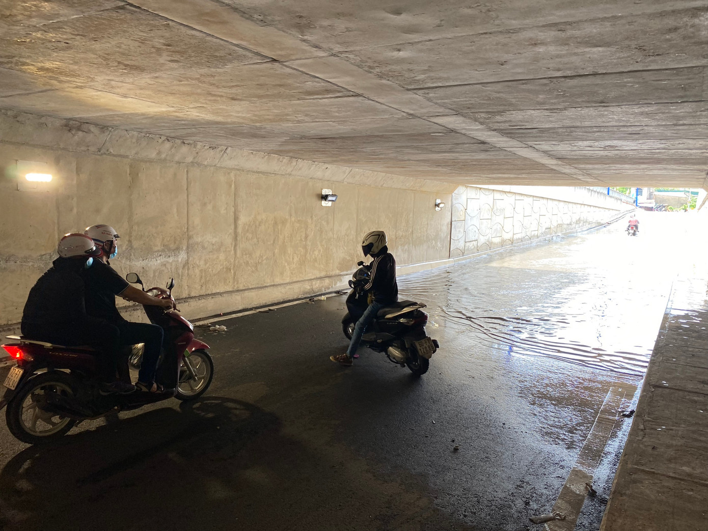 Để né điểm ngập úng, nhiều người quay xe, tìm hướng lưu thông khác. Để né điểm ngập úng, nhiều người quay xe, tìm hướng lưu thông khác.